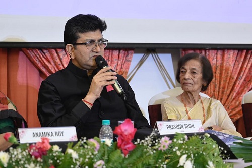 Prasoon Joshi Launches Dr. Hema Joshi's Book 'Do Palkon Ki Chhavn Main'