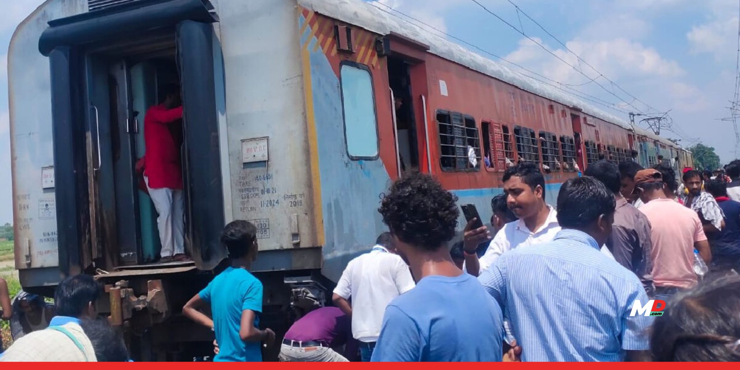 Howrah-Mumbai Express derails in Jharkhand’s Chakradharpur, injuring 6